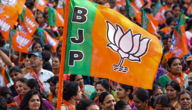 पश्चिम बंगाल व यूपी में हारी भाजपा, टीएमसी व सपा उम्मीदवारों ने मारी बाजी