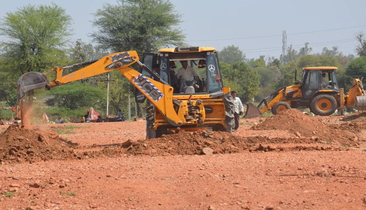 अलवर: अवैध प्लॉटिंग के चलते BJP नेता की 25 बीघा जमीन पर 9 घंटे तक चले 8 बुलडोजर