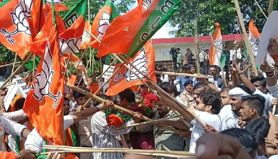 पटना में कांग्रेस कार्यालय के बाहर बवाल, बीजेपी-कांग्रेस कार्यकर्ताओं में हिंसक झड़प, जमकर चले लाठी-डंडे