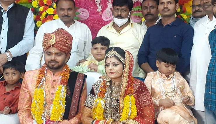 यूपी / BJP सांसद ने बेटे की करी धूमधाम से शादी, न बारातियों ने मास्क पहना और न सोशल डिस्टेंसिंग का पालन किया