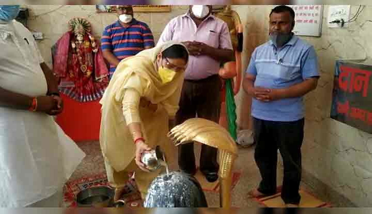 हरियाणा / लॉकडाउन में BJP की मंत्री कमलेश ढांडा के लिए खुले मंदिर के द्वार, करवाई गई पूजा अर्चना