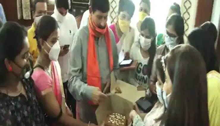 इंदौर / BJP विधायक रमेश मेंदोला ने महिलाओं के बीच काटा केक, सोशल डिस्टेंसिंग की उड़ी धज्जियां