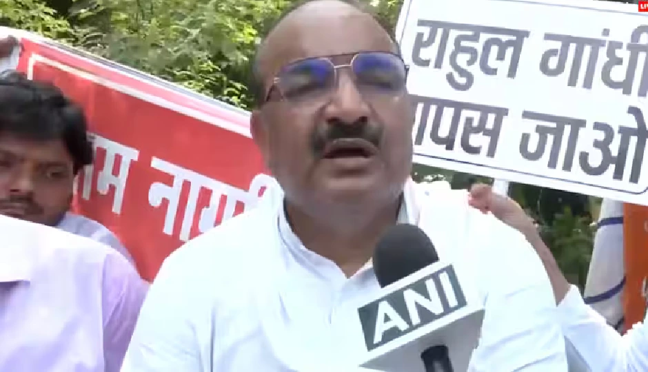 रायबरेली में राहुल गांधी के दौरे पर हंगामा, BJP कार्यकर्ताओं ने लगाए नारे, मंत्री दिनेश प्रताप सिंह बोले- कांग्रेस नेता मांगें माफी