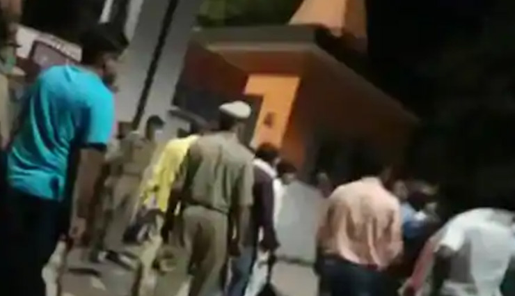 उत्तर प्रदेश / BJP विधायक ने  पुलिस थाने पर बोला धावा, छुड़ा ले गए लड़की से छेड़छाड़ के आरोपी को 