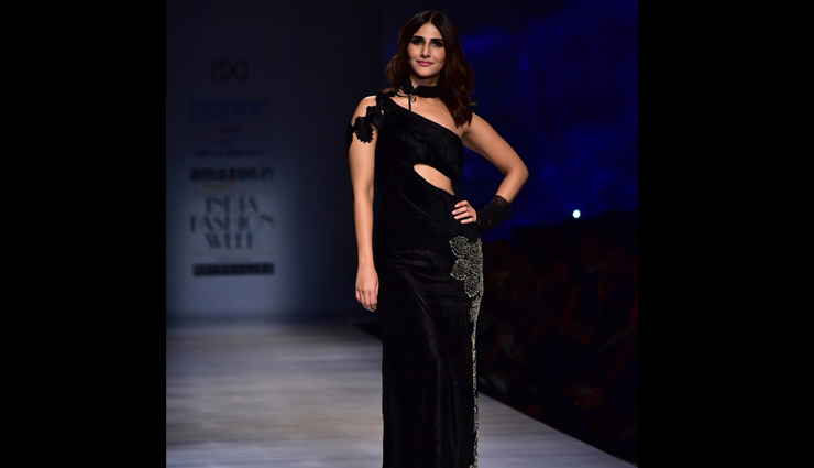 bollywood divas,bollywood divas in black dress,bollywood divas hot and classy looks,fashion,black dress fashion