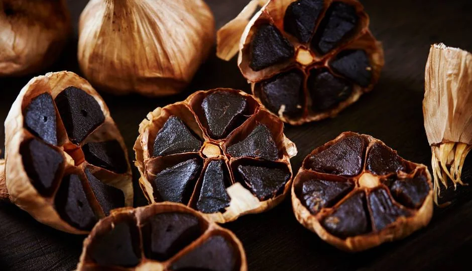 क्या होता है काला लहसुन, सफेद लहसुन से कैसे है अलग? जानिए इसके गुण और फायदे