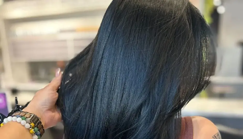 केमिकल और डाई से बचकर बालों को नेचुरली काला करने के आसान तेल-नुस्खे