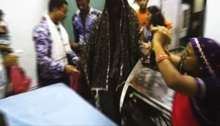 अंधविश्वास : अस्पताल में तंत्र-मंत्र, हाथों में तलवार लेकर आत्मा लेने पहुंचे परिजन