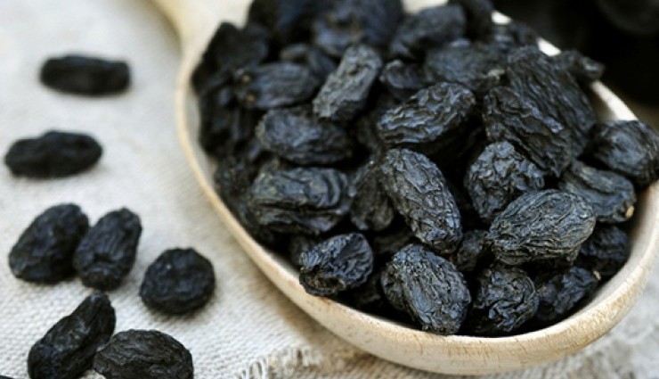 black raisins,beauty benefits of black raisins,beauty tips,skin care tips,hair care tips
