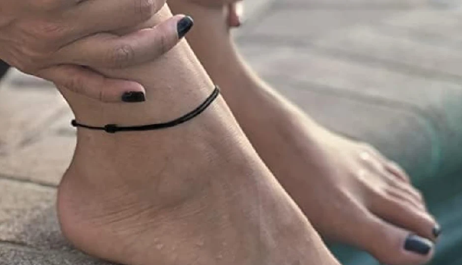 पैरों में क्यों बांधा जाता है काला धागा? जानें इसके पीछे की परंपरा और महत्व