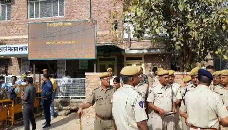जोधपुर कोर्ट के बाहर सुरक्षा के कड़े बंदोबस्‍त, सैफ, नीलम और सोनाली के वकील ने कहा कि सभी को बराबर सजा मिलनी चाहिए