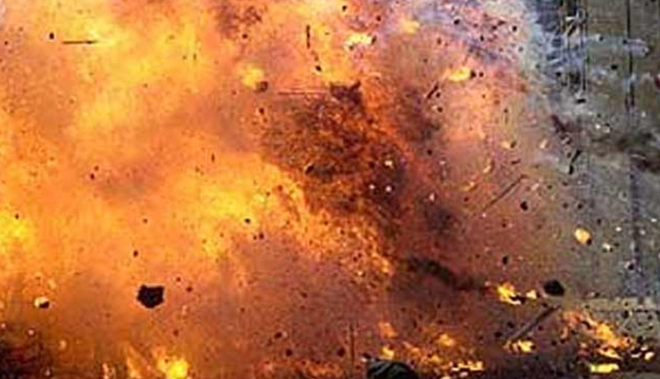 जम्मू-कश्मीर के शोपियां में एक प्राइवेट गाड़ी में धमाका, 3 जवान घायल
