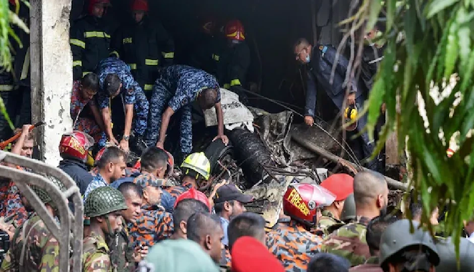 ढाका एयरफोर्स विमान हादसा: ट्रेनिंग एयरक्राफ्ट की टक्कर से 25 छात्रों समेत 27 की मौत, स्कूल की इमारत पर गिरा था फाइटर जेट bangladesh plane crash,dhaka air force accident,milestone school dhaka,f-7 bgi aircraft,bangladesh air force,south asia news,ispr bangladesh,fighter jet crash