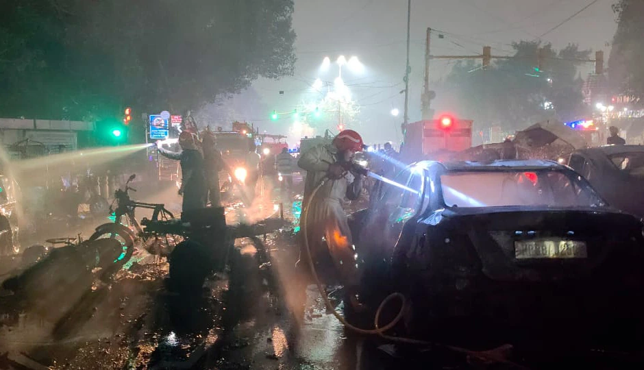 delhi blast,red fort explosion,metro glass broken,vehicles burned,delhi car blast,casualties in delhi blast,forensic team delhi,emergency response delhi,red fort blast news,delhi fire department response,delhi accident today,delhi metro explosion,delhi high alert blast