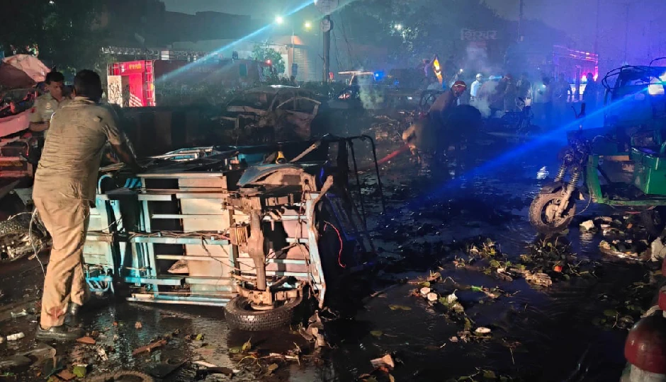 delhi blast,red fort explosion,metro glass broken,vehicles burned,delhi car blast,casualties in delhi blast,forensic team delhi,emergency response delhi,red fort blast news,delhi fire department response,delhi accident today,delhi metro explosion,delhi high alert blast