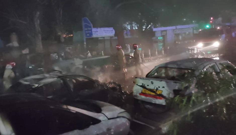 delhi blast,red fort explosion,metro glass broken,vehicles burned,delhi car blast,casualties in delhi blast,forensic team delhi,emergency response delhi,red fort blast news,delhi fire department response,delhi accident today,delhi metro explosion,delhi high alert blast