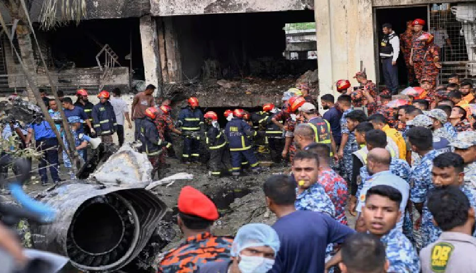 ढाका एयरफोर्स विमान हादसा: ट्रेनिंग एयरक्राफ्ट की टक्कर से 25 छात्रों समेत 27 की मौत, स्कूल की इमारत पर गिरा था फाइटर जेट bangladesh plane crash,dhaka air force accident,milestone school dhaka,f-7 bgi aircraft,bangladesh air force,south asia news,ispr bangladesh,fighter jet crash