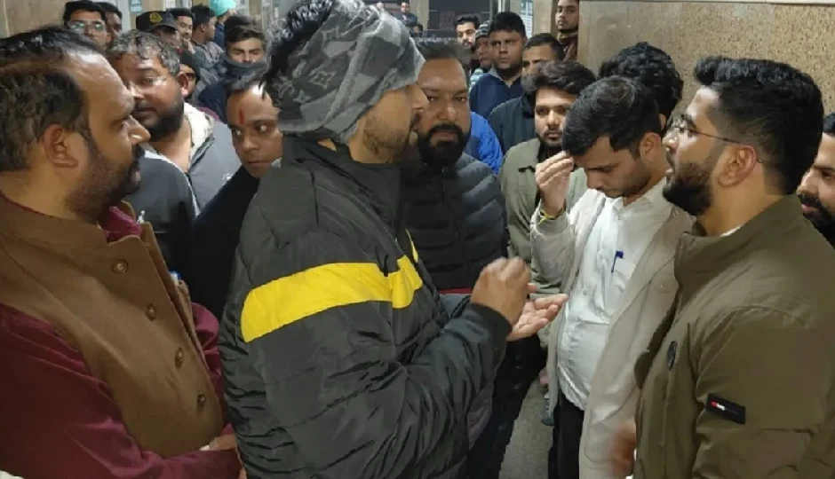 मानसिक दबाव का असर! BLO ने खाया जहरीला पदार्थ, परिजनों और सहयोगियों का अस्पताल में हंगामा