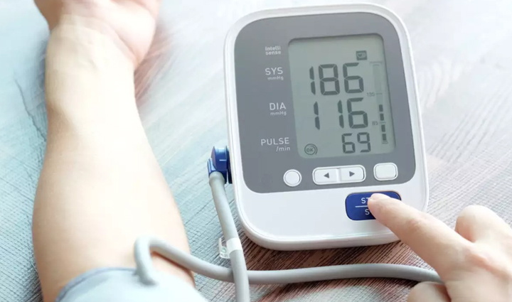 इंसान को मौत की तरफ धकेल सकती है हाई ब्लड प्रेशर की समस्या, ये लक्षण दिखते ही हो जाएं सतर्क 