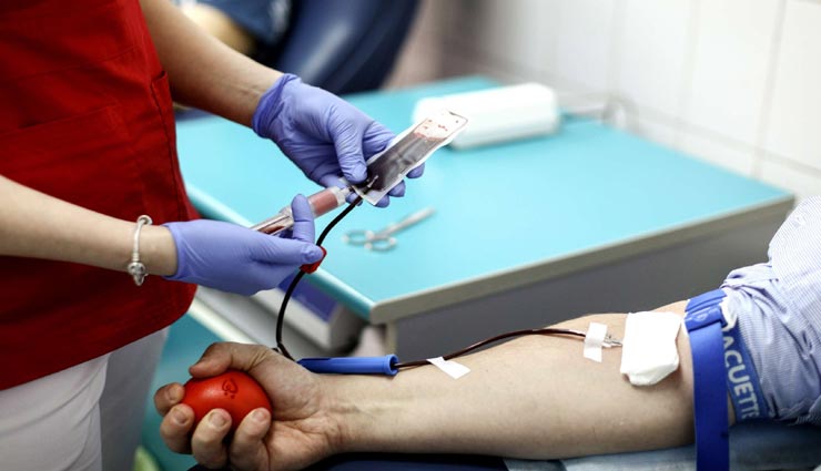 झारखंड : मानवता की मिसाल बने एसपी, सड़क दुर्घटना में घायल युवक की रक्तदान कर बचाई जान 