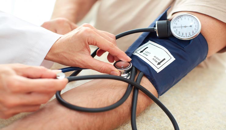 Blood Pressure बन रही है एक बड़ी समस्या, जानें किस उम्र में होना चाहिए कितना