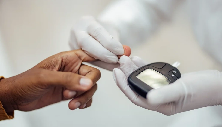 curry leaf juice benefits,health benefits of curry leaves,curry leaf juice for hair growth,curry leaf juice for digestion,ayurvedic remedy curry leaves,curry leaf juice on empty stomach,curry leaf nutrition,curry leaf detox drink,traditional indian herbal remedies,murraya koenigii health uses