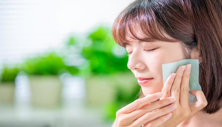 ये 4 गलतियां पड़ सकती हैं ऑयली स्किन वाली महिलाओं को भारी