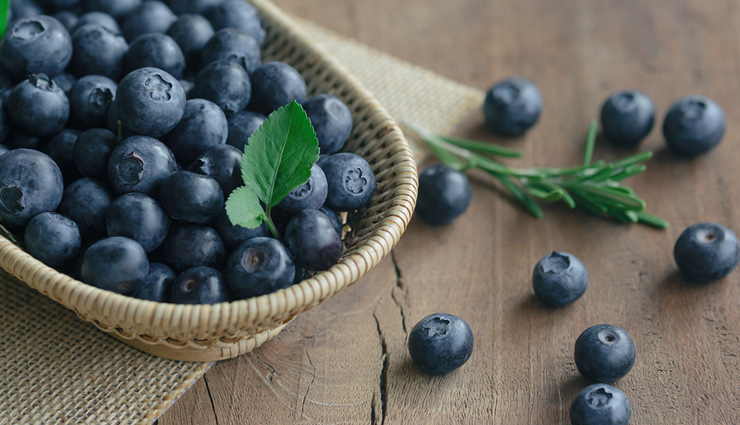 healthy hair,eggs,spinach and other leafy greens,citrus fruits,fatty fish and nuts,whole grains,carrots,avocado,blueberries,food for healthy hair,hair care tips,beauty tips