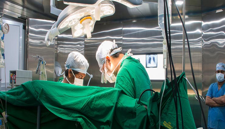 doctors,doctors cloth,doctors during operation,weird information,doctor in blue or green