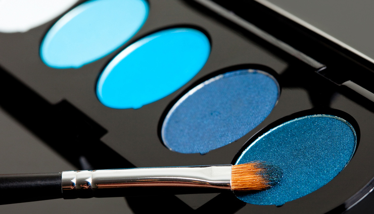 यूनिक चाहती हैं तो ब्लू कलर को बनाएं अपने आई मेकअप का हिस्सा, जानें इसके तरीके 