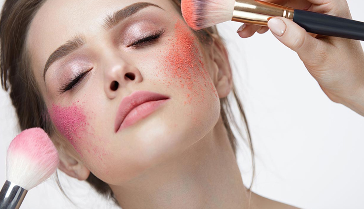 राउंड फेस पर इस तरह करें ब्लश का इस्तेमाल, मिलेगा परफेक्ट लुक