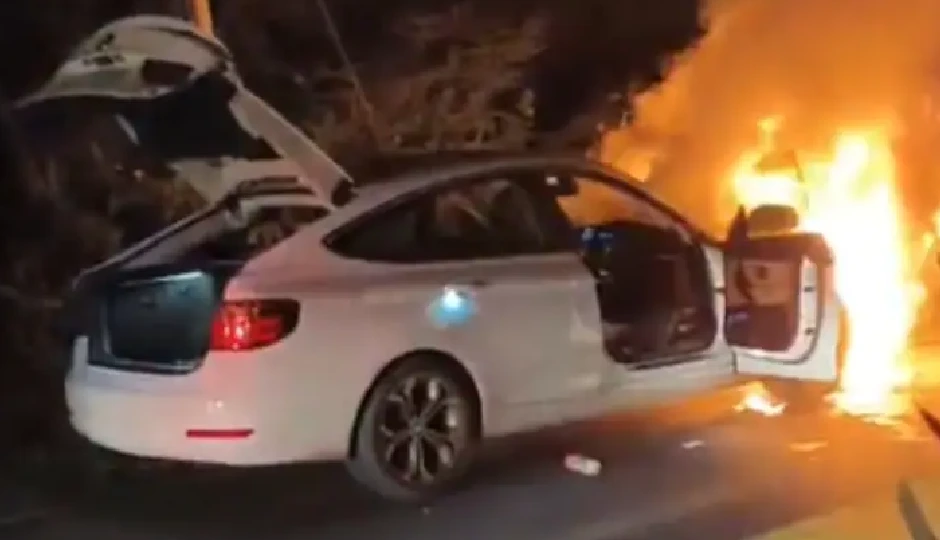 राजस्थान हाईवे हादसा: दौड़ती BMW कार में लगी भयंकर आग, परिवार की जान बची