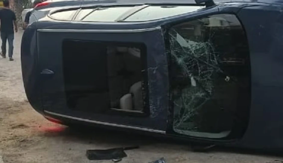 लखनऊ में तेज रफ्तार BMW पलटी, घर के बाहर खड़ी कार से टकराई, महिला बाल-बाल बची