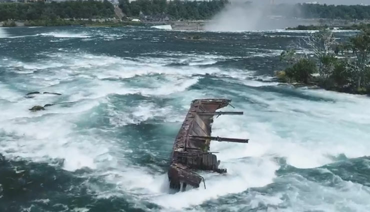 पिछले 101 साल से  नियाग्रा वॉटर फॉल्स में फंसी नाव तूफान में बही, देखे वीडियो