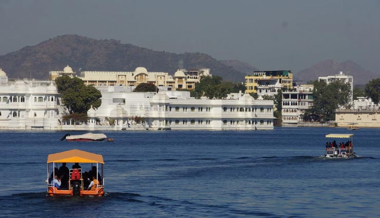उदयपुर : परिवहन विभाग ने की उदयसागर झील में कारवाई, बिना लाइसेंस के मिली 18 अवैध बोट
