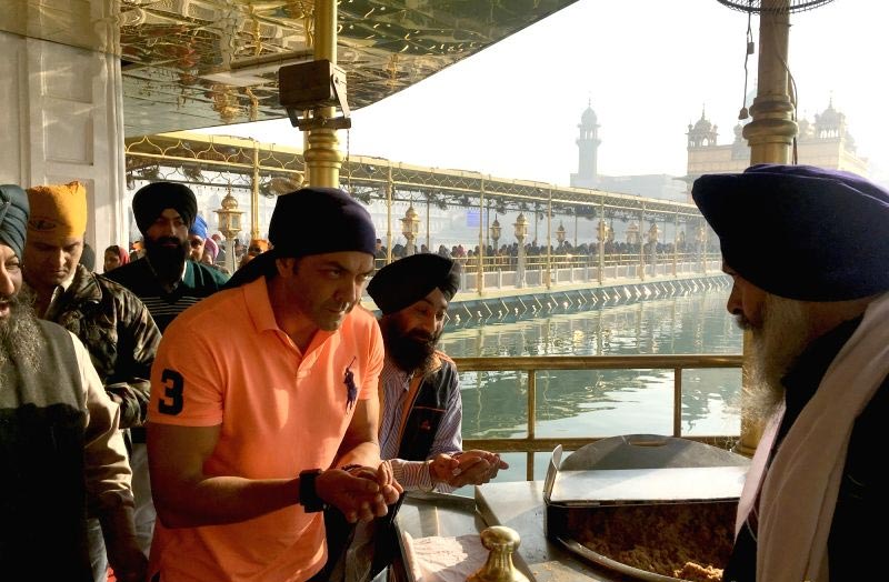 kriti kharbanda,bobby deol,yamla pagla deewana 3,dharmendra,golden temple,bollywood,bollywood gossips