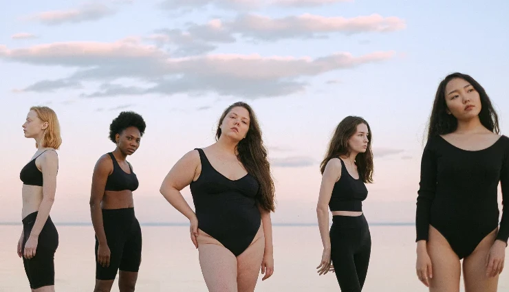 charming girl behaviors,what guys find attractive,authentic self,subtle allure,personality traits,self-confidence,genuine charm,relationship tips