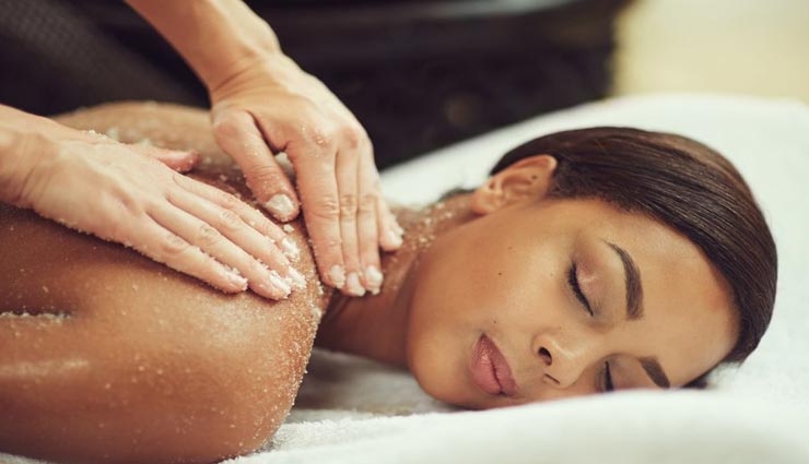 अपनाए ये कमाल के घरेलू बॉडी स्क्रब, बचेगा पैसा मिलेगी खूबसूरती