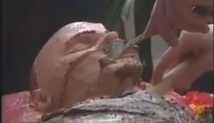 डेथ एनिवर्सरी पर लोगों ने बड़े चाव से खाया 'डेड बॉडी' केक, वीडियो वायरल cake,dead body cake,weird cake
