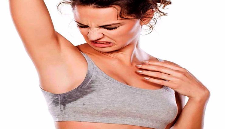 पसीने की बदबू कर रही आपको शर्मिंदा होने पर मजबूर, ले इन उपायों की मदद