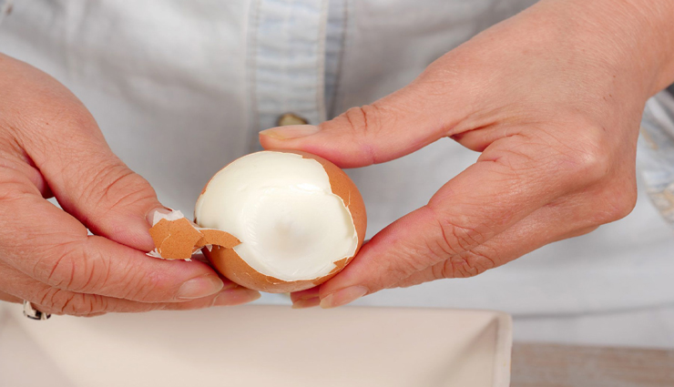 VIDEO : अंडा छीलने की यह तकनीक कर देगी आपको भी हैरान!