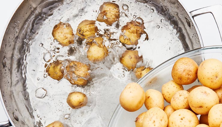 बिना फटे 5 मिनट में उबलकर तैयार होंगे आलू, आजमाए ये 4 ट्रिक्स