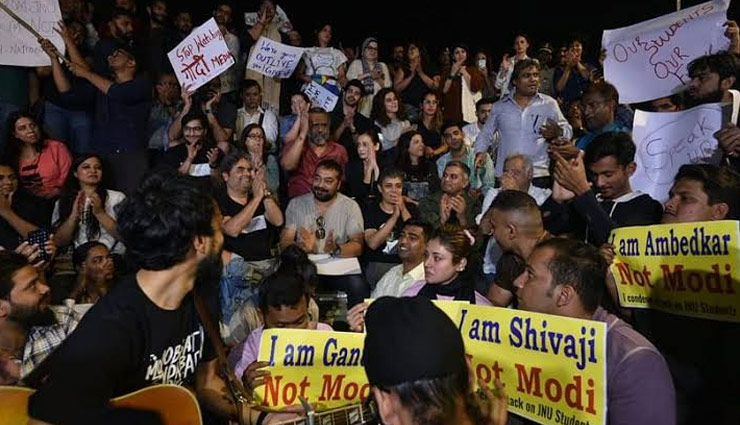 JNU में हुई हिंसा पर बॉलीवुड सिलेब्स ने जताया विरोध,  मुंबई के कार्टर रोड पर हुए एकजुट 