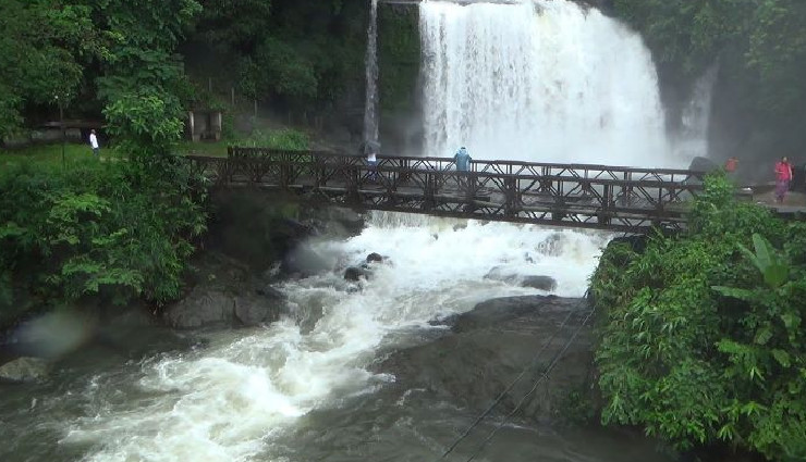 10 beautiful attractions dawki meghalaya,dawki travel guide,umngot river dawki,dawki suspension bridge,mawlynnong village,shnongpdeng activities,jaflong zero point,byrdaw falls,laitlum canyons,bophill falls,riwai living root bridge,dawki-tamabil border,dawki tourism,top places dawki,visiting dawki