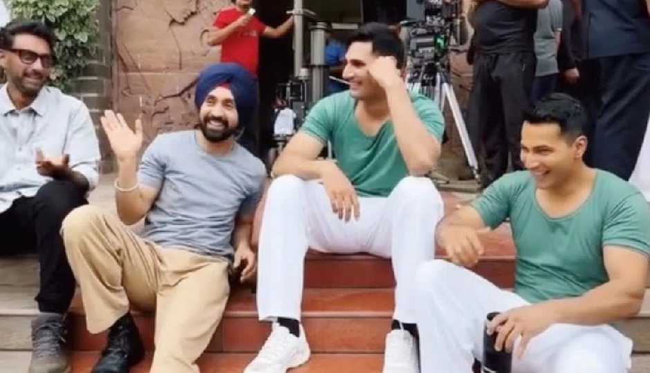 'बॉर्डर 2' के सेट पर दिलजीत दोसांझ की वरुण, अहान और डायरेक्टर संग मस्ती, BTS रील देख खिल जाएगा आपका दिल 'बॉर्डर 2' के सेट पर दिलजीत दोसांझ की वरुण, अहान और डायरेक्टर संग मस्ती, BTS रील देख खिल जाएगा आपका दिल