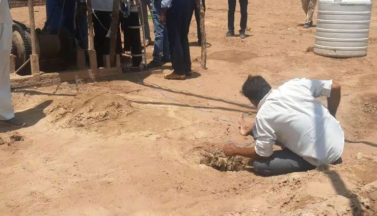 राजस्थान: 90 फीट गहरे बोरवेल में गिरा 4 साल का मासूम, बच्चे के रोने की आ रही आवाज 