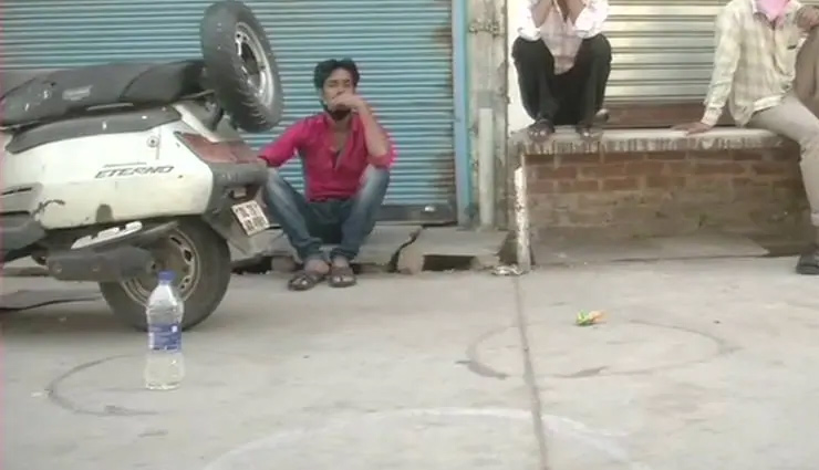 lockdown,coronavirus,delhi,liquor shops,helmets,bottles,line for wine,corona death in india,news,news in hindi