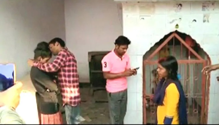 मंदिर में एक युवक ने 2 लड़कियों के साथ करी अनोखी शादी, दोनों की मांग में भरा सिंदूर marriage,weird marriage,weird news