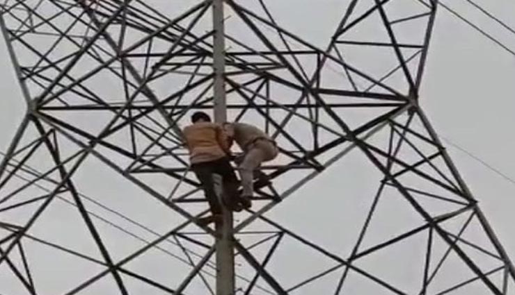 अलवर : दिनभर क्रिकेट खेलने पर घरवालों ने डांटा तो नाराज होकर टावर पर चढ़ गया लड़का, थोड़ा ऊपर जाता तो करंट खींच लेता