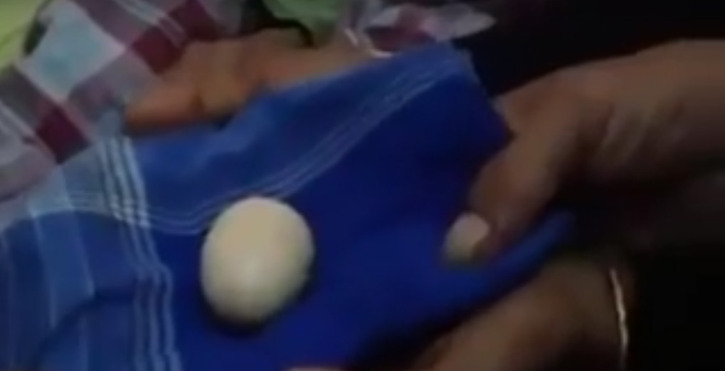 weird story,indonesia,boy laying eggs,akmal,eggs ,अजब गजब खबरें,अकमल,अंडें
